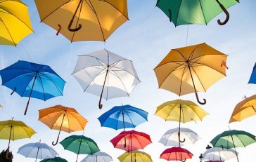 parapluies volants de toutes les couleurs.