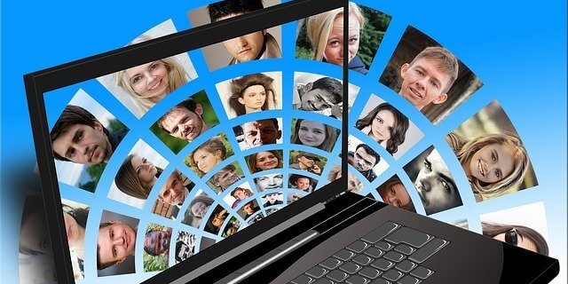 Mosaique de visages sur un écran d'ordi.